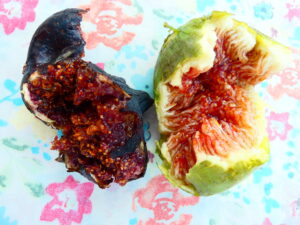 Figues noire et jaunes ouvertes et sucrées